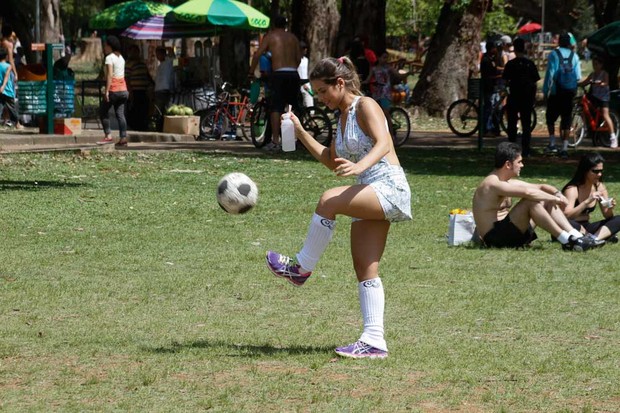 Ana Paula Minerato joga bola no Parque do Ibirapuera (Foto: Amauri Nehn/AgNews)