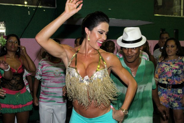 Gracyanne Barbosa samba muito na Mangueira (Foto: Daniel Pinheiro/R2 - Divulgação)
