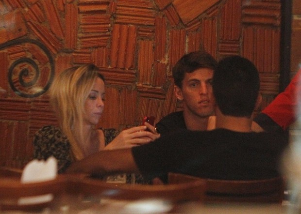 Danielle Winits e o namorado jantam no Rio (Foto: Delson Silva/Agnews)