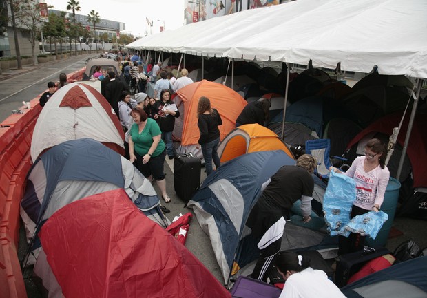 Fãs acampam antes de première de "Amanhecer - Parte 2"  (Foto: Agência/Reuters)