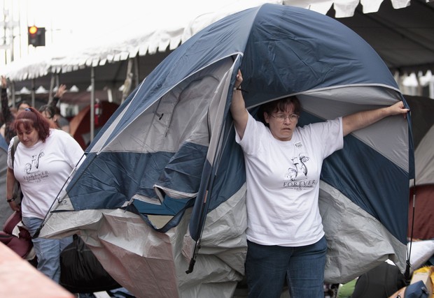 Fãs acampam antes de première de "Amanhecer - Parte 2" (Foto: Agência/Reuters)