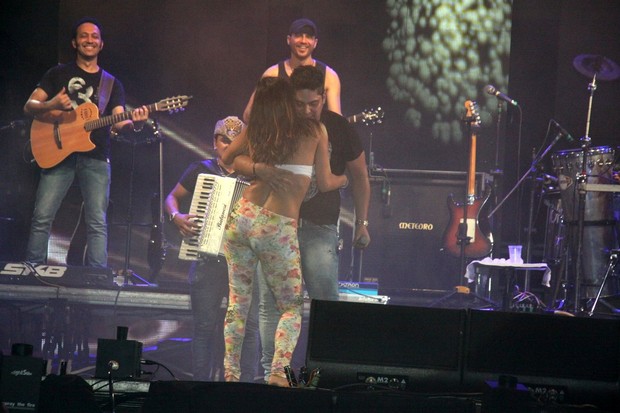 Fã sobe no palco de 'Jorge e Matheus' (Foto: Graça Paes / Foto Rio News)