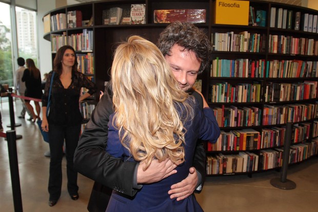 Eliana abraça Selton Mello na tarde de autógrafos do livro 'O Palhaço' (Foto: Danilo Carvalho e Thais Aline/AgNews)