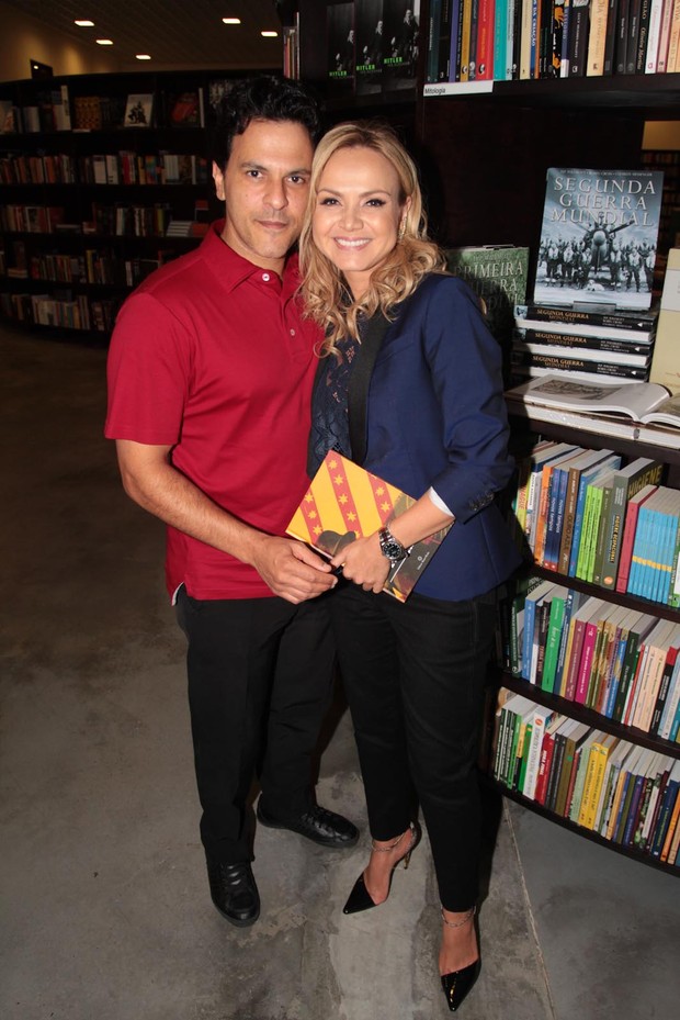 Eliana e o marido João Boscolli prestigiam lançamento de livro do ator Selton Mello (Foto: Danilo Carvalho e Thais Aline/AgNews)