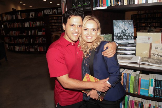 Eliana e o marido João Boscolli prestigiam lançamento de livro do ator Selton Mello (Foto: Danilo Carvalho e Thais Aline/AgNews)