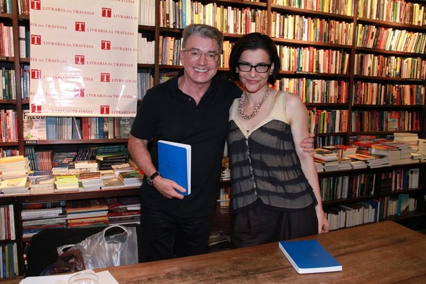 Marina Lima e Ednei Silvestre em lançamento de livro no Rio (Foto: Thyago Andrade/ Foto Rio News)