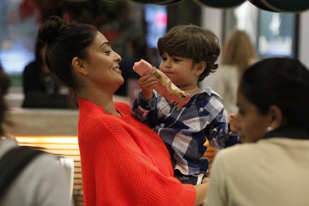 Juliana Paes com o filho, Pedro, em shopping no Rio (Foto: Marcos Ferreira/ Foto Rio News)