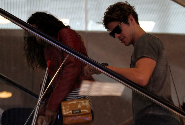 José Loreto e Débora Nascimento no aeroporto Santos Dumont, RJ (Foto: Henrique Oliveira / FotoRioNews)