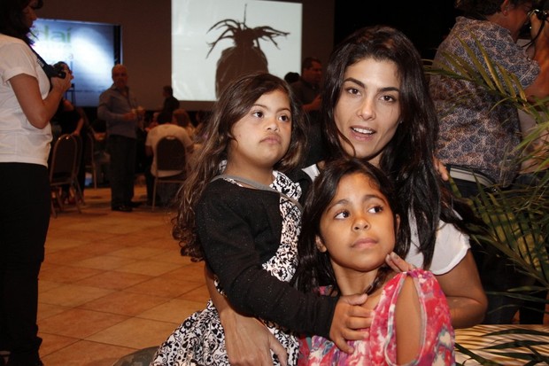 Isabela Bittencourt, ex-mulher de Romário, com as filhas Ivy Faria e Isabela Faria (Foto: Isac Luz/ EGO)