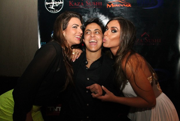 Thammy Miranda ganha beijo de Renata Molinaro e de Nicole Bahls em evento em São Paulo (Foto: Thiago Duran/ Ag. News)