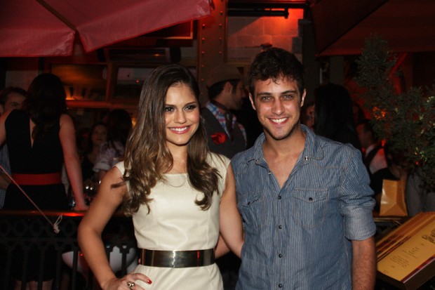 Jéssika Alves e Ronny Kriwat em restaurante em São Paulo (Foto: Paduardo/Ag. News)