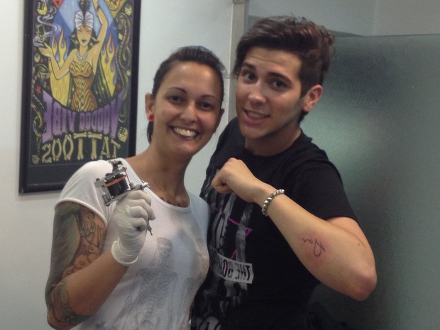 Fã de Lady Gaga tatua autógrafo da cantora no braço (Foto: Divulgação)