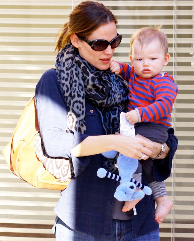 Jennifer Garner e o filho Samuel (Foto: Agência X17)