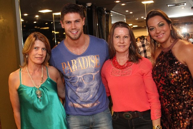 Ex-BBB Jonas com a mãe, Marlene, Marli Watt e a empresário Heloisa Zirpoli em Salvador, na Bahia (Foto: Uran Rodrigues/ Divulgação)