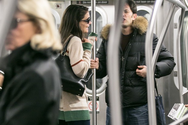 Katie Holmes no metrô (Foto: Thiago Bernardes/Frame)