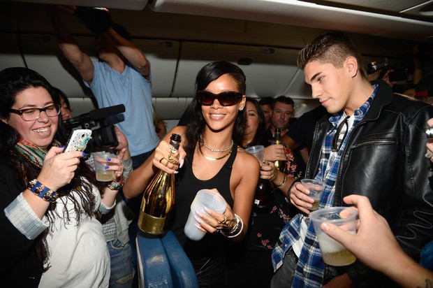 Rihanna faz festa com fãs dentro de avião, em Los Angeles, nos Estados Unidos (Foto: Kevin Mazur/ Getty Images/ Agência)