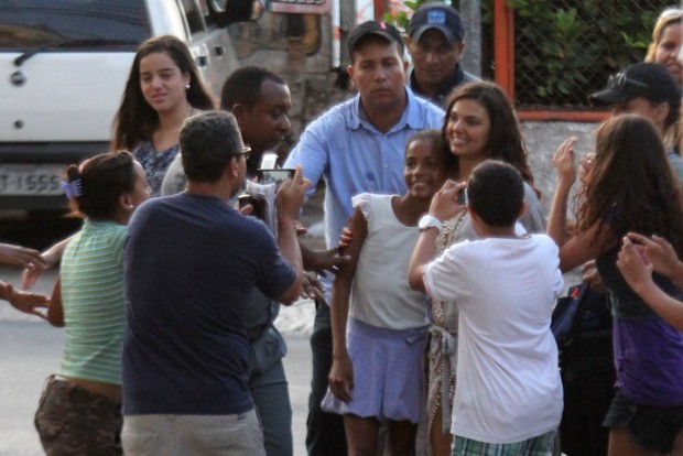 Isis Valverde tira foto com fãs em Salvador, na Bahia (Foto: Rodrigo dos Anjos/ Ag. News)