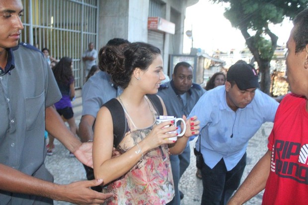 Isis Valverde em Salvador, na Bahia (Foto: Rodrigo dos Anjos/ Ag. News)
