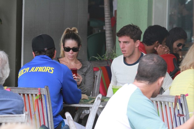 Danielle Winits e Amaury Nunes no restaurante Balada Mix na Barra da Tijuca (Foto: Dilson Silva/AgNews)