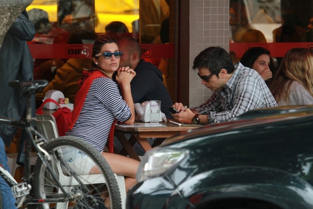 Flavia Alessandra almoça com sua familia no restaurante Bibi na Barra da Tijuca (Foto: Dilson Silva/AgNews)
