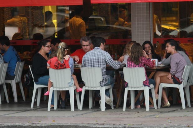 Flavia Alessandra almoça com sua familia no restaurante Bibi na Barra da Tijuca (Foto: Dilson Silva/AgNews)