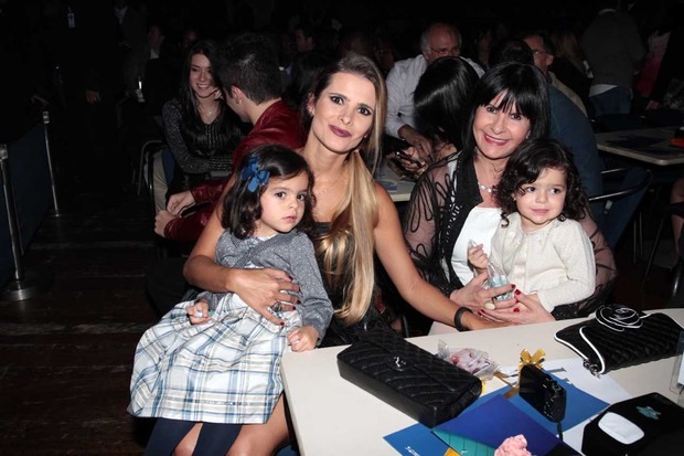 Flávia, mulher de Luciano, e das filhas, Helena e Isabela, em show em São Paulo (Foto: Orlando Oliveira/ Ag. News)
