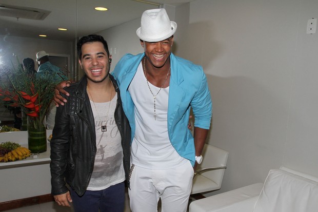 Tomate e Léo Santana posam antes da gravação do DVD  da banda Seu Maxixe em show em Salvador, na Bahia (Foto: Danilo Carvalho/ Ag. News)