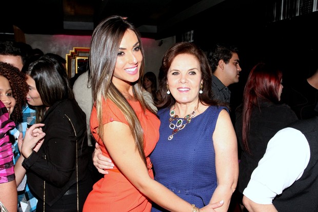 Nicole Bahls comemora aniversário com a mãe, Vera Barbosa, em boate no Rio (Foto: Marcello Sá Barretto/ Foto Rio NEws)