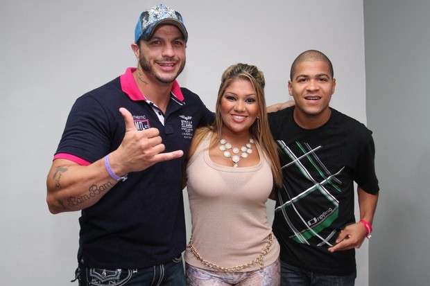 Ex-BBB Kleber Bambam, Mulher Filé e DJ Timotinho em show no Rio (Foto: Anderson Borde/ Ag. News)