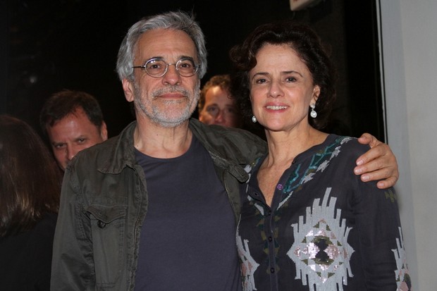 Marieta Severo e o marido, Aderbal Freire Filho, em estreia de peça no Rio (Foto: Henrique Oliveira/ Foto Rio News)