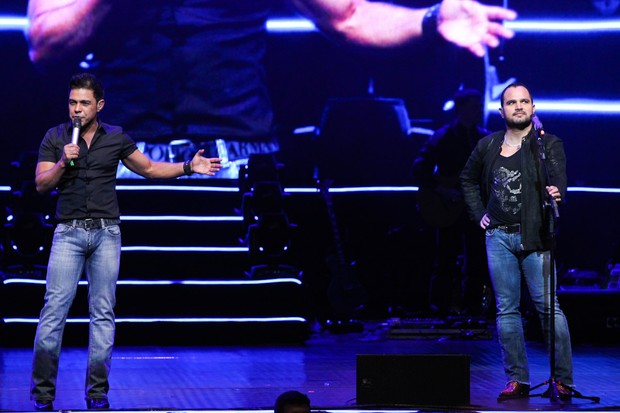 Zezé Di Camargo e Luciano no palco (Foto: Manuela Scarpa/Foto Rio News)