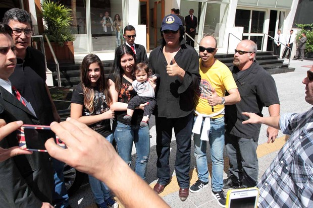 Gene Simmons do Kiss com fãs (Foto: Orlando Oliveira/ Ag. News)