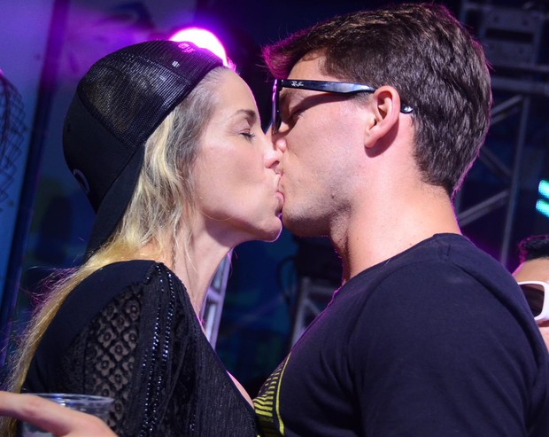 Dani Winits e o namorado Amaury beijam em baile funk (Foto: Ari Kayne/Divulgação)