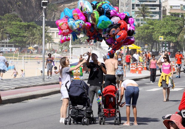 Claudia Abreu e filhos (Foto: J. Humberto/ Ag. News)