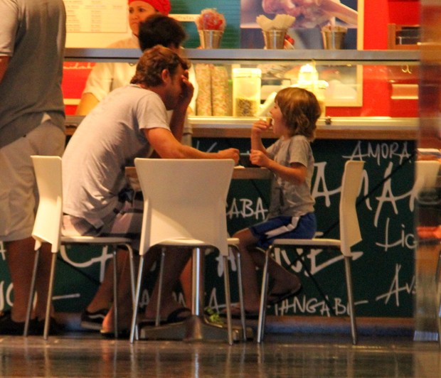 Cássio Reis com o filho em shopping no Rio (Foto: Daniel Delmiro/ Ag. News)