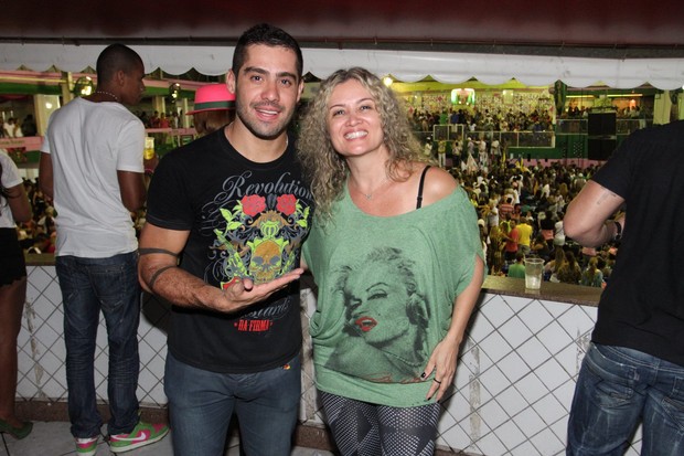 Ex-BBB Yuri com sua mãe na quadra da Mangueira (Foto: Marcello Sá Barretto - Foto Rio News)