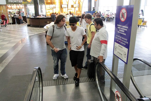 Neymar embarca no aeroporto (Foto: Orlando Oliveira/AgNews)