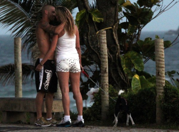 Ellen jabour troca beijos com o namorado (Foto: Gabriel Rangel/ Ag.news)