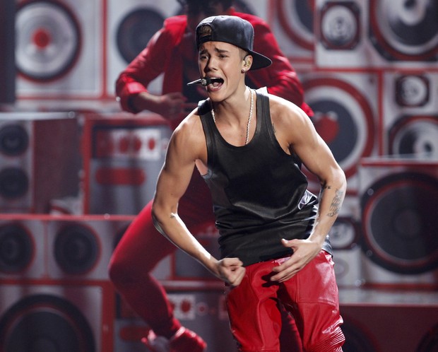 Justin Bieber se apresenta no American Music Awards, em Los Angeles, nos Estados Unidos (Foto: Danny Moloshok/ Reuters/ Agência)