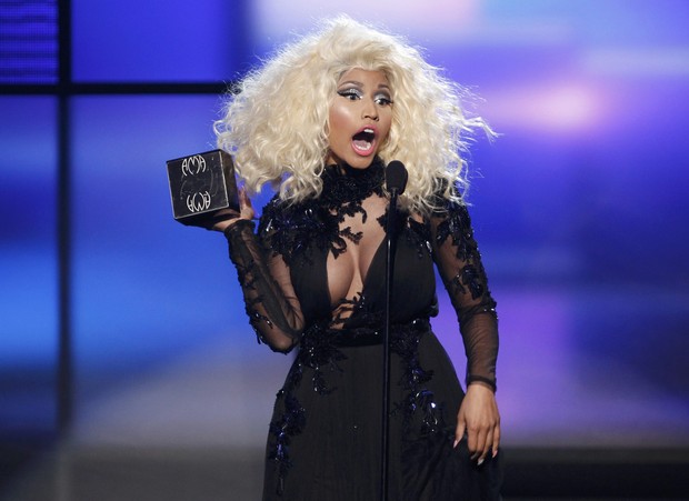Nicki Minaj recebe o prêmio de melhor artista de rap/ hip hop no American Music Awards, em Los Angeles, nos Estados Unidos (Foto: Danny Moloshok/ Reuters/ Agência)