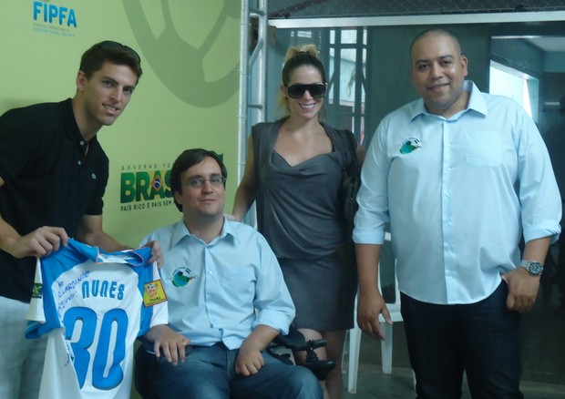 Danielle Winits e o namorado no 1º Campeonato Brasileiro de Futebol em Cadeira de Rodas (Foto: Ana Souza/ Usina da Comunicação)