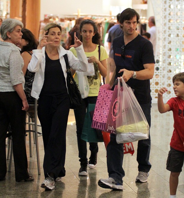Vladimir Brichta e Adriana Esteves em shopping do Rio (Foto: Marcus Pavão / AgNews)