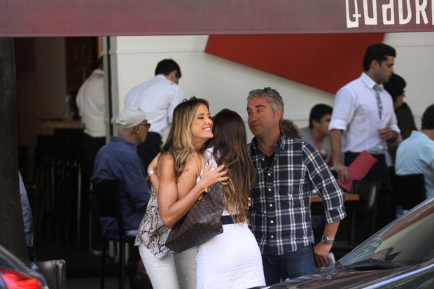 Ticiane Pinheiro almoça com amigos no Leblon (Foto: Wallace Barbosa / AgNews)