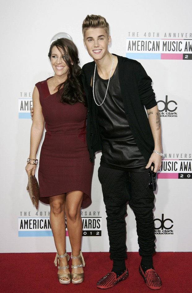 Justin Bieber vai com a mãe a prêmio nos EUA (Foto: Reuters)