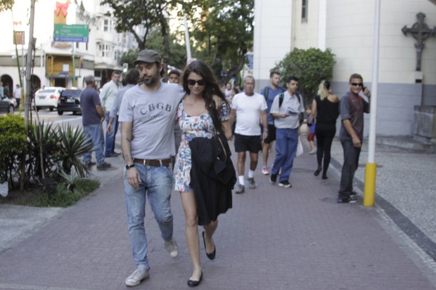 Alinne Moraes passeia com o namorado em Ipanema (Foto: Fábio Martins / AgNews)