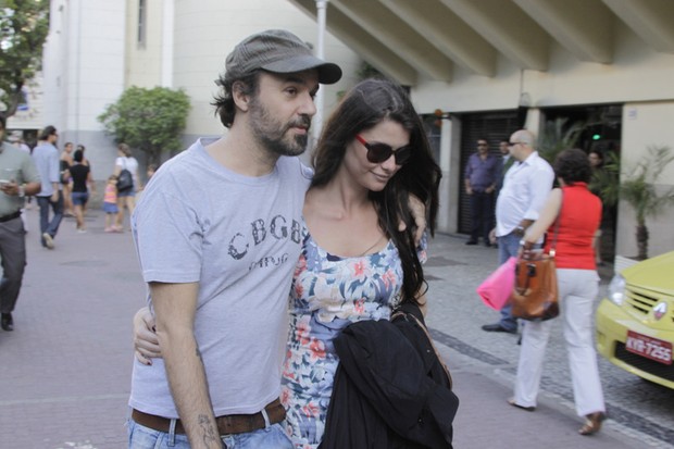 Alinne Moraes passeia com o namorado em Ipanema (Foto: Fábio Martins / AgNews)