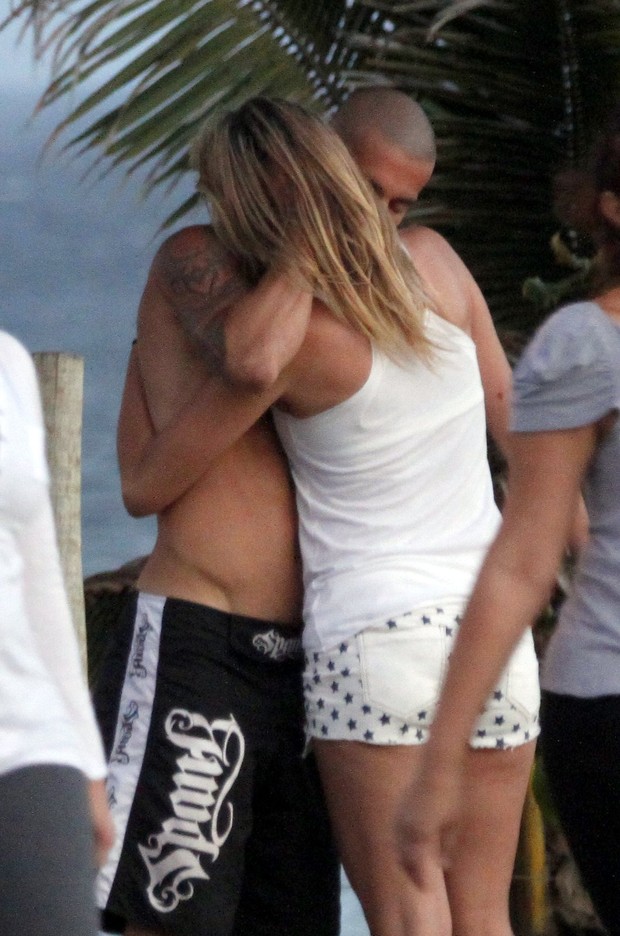 Ellen Jabour troca beijos com o namorado (Foto: Marcos Ferreira / Foto Rio News)