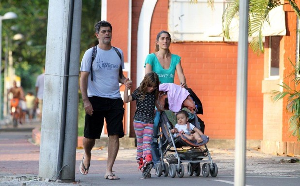 Eduardo Moscovis e Cynthia Howlett na Lagoa com os filhos (Foto: Wallace Barbosa / AgNews)