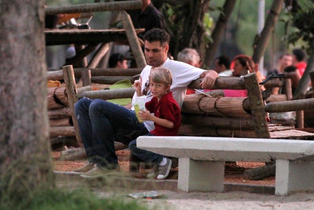Thiago Lacerda com o filho na Lagoa (Foto: André Freitas / AgNews)