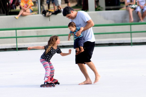 Eduardo Moscovis brinca com os filhos (Foto: JC Pereira/FotoRio News)